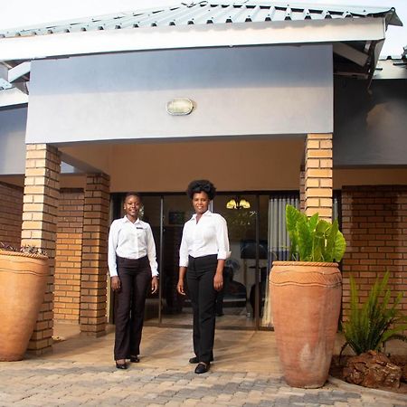 Chitova'S Guesthouse Victoria Falls Extérieur photo