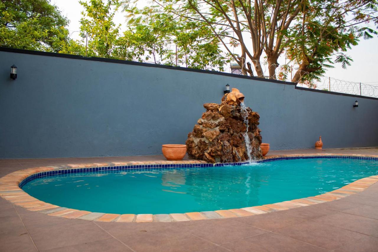 Chitova'S Guesthouse Victoria Falls Extérieur photo