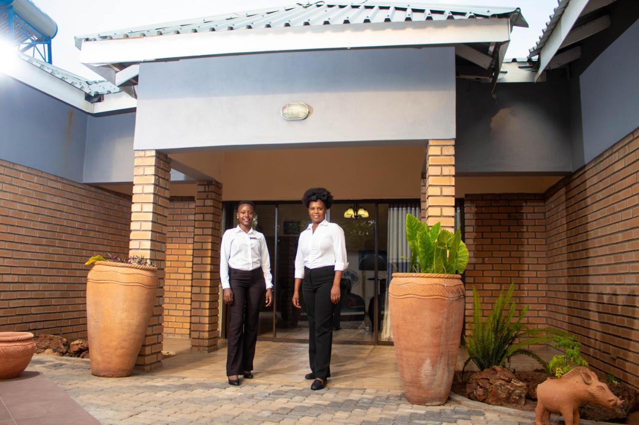 Chitova'S Guesthouse Victoria Falls Extérieur photo