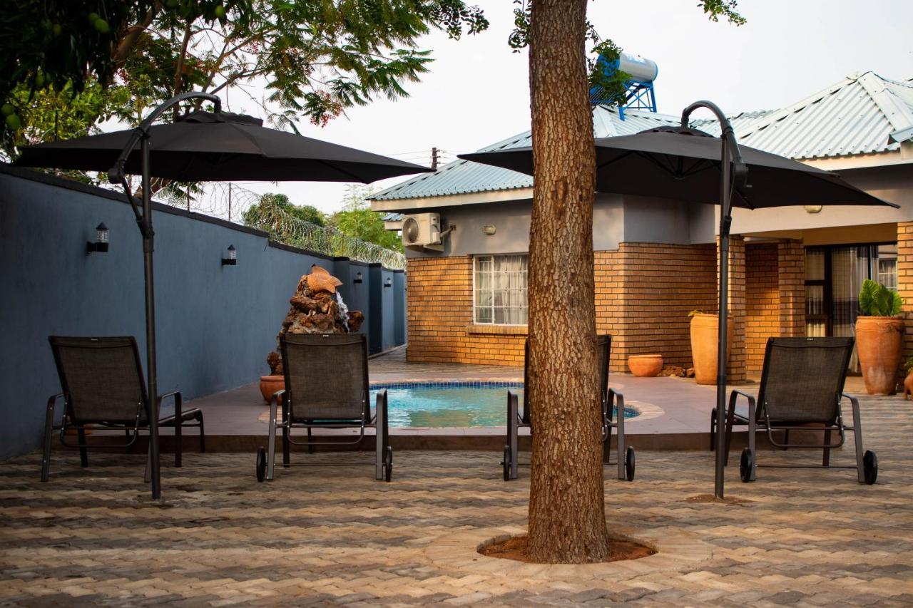 Chitova'S Guesthouse Victoria Falls Extérieur photo