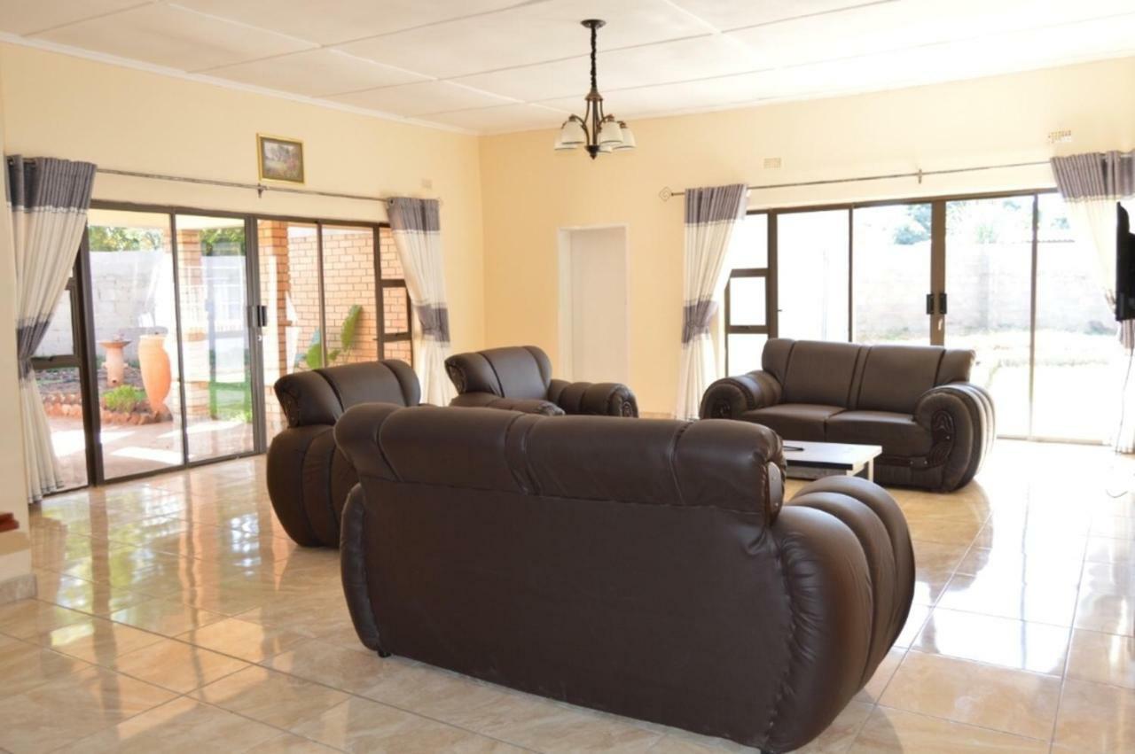 Chitova'S Guesthouse Victoria Falls Extérieur photo